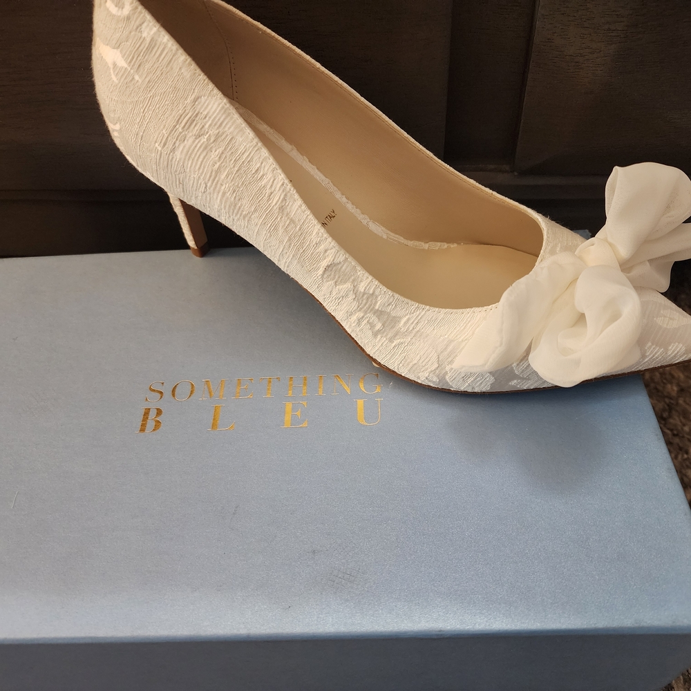 Anthropologie Something Bleu Ivory Textured Bow Kitten Heel Pump